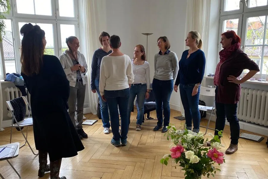 Teilnehmer der Ausbildung in einem lichtdurchfluteten Altbau in München