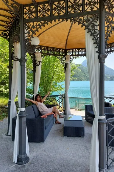 Renate Blaschka am See unter einem Pavillon