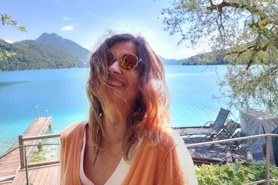Renate Blaschka, lächelnd am See