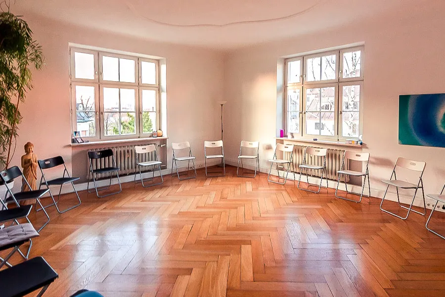Stuhlkreis in einem hellen Altbauraum für Familienaufstellungen