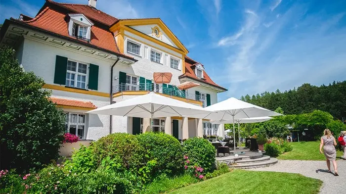 Seminarort am See mit Sitzmöglichkeiten im Freien